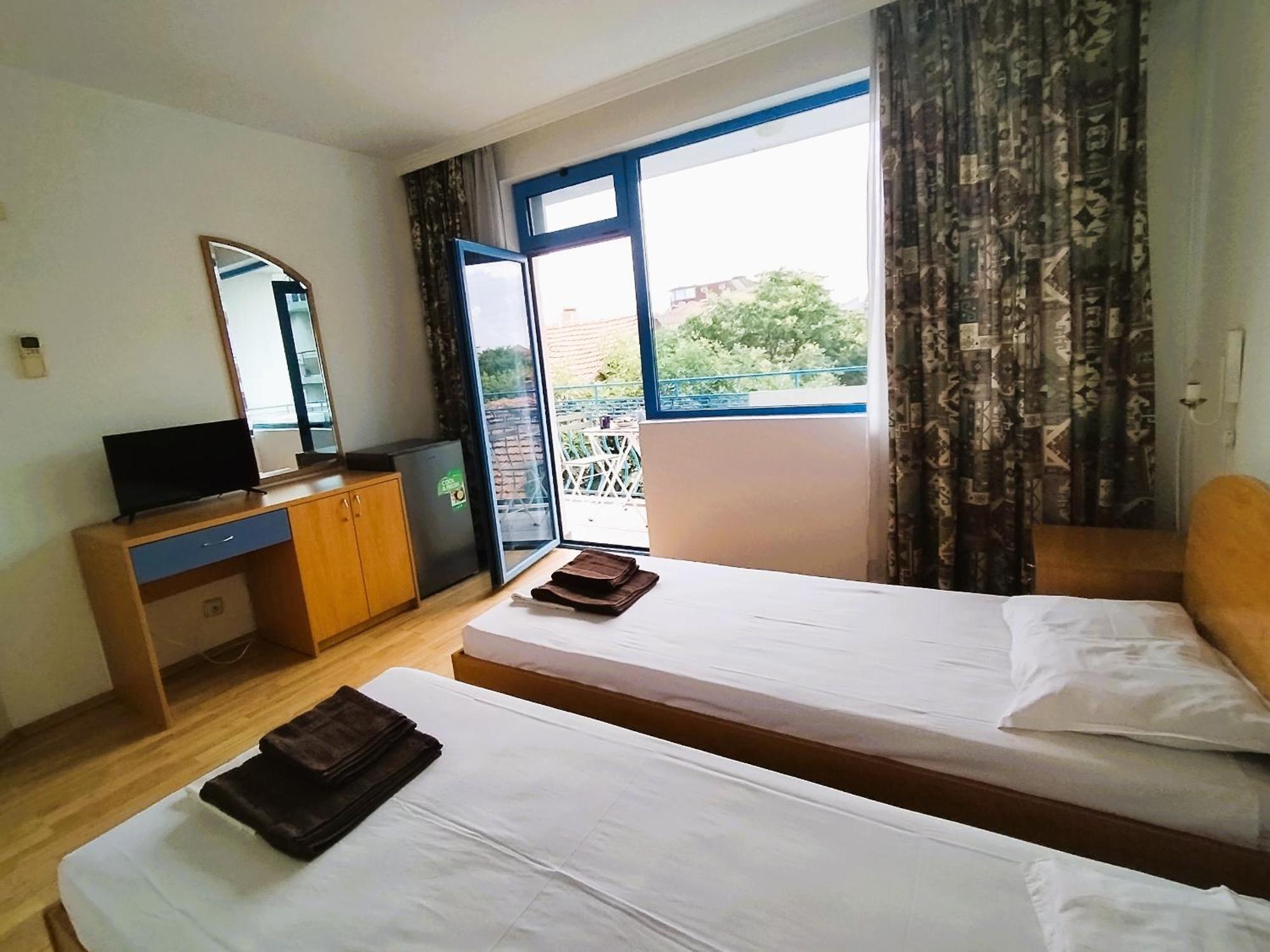 Lira Sto Apartments Pomorie Exterior foto